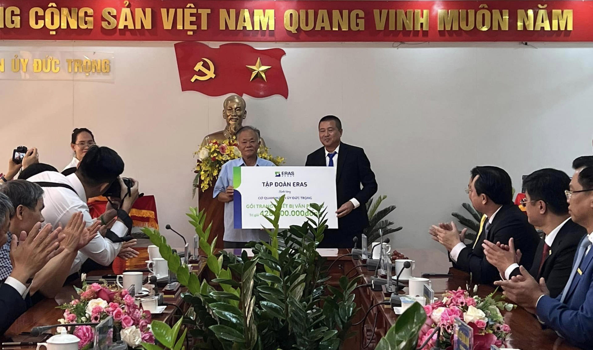 Ông Lê Tuấn Anh - Phó Chủ tịch HĐQT Eras Group trao tặng gói trang thiết bị làm việc cho cơ quan Huyện uỷ Đức Trọng