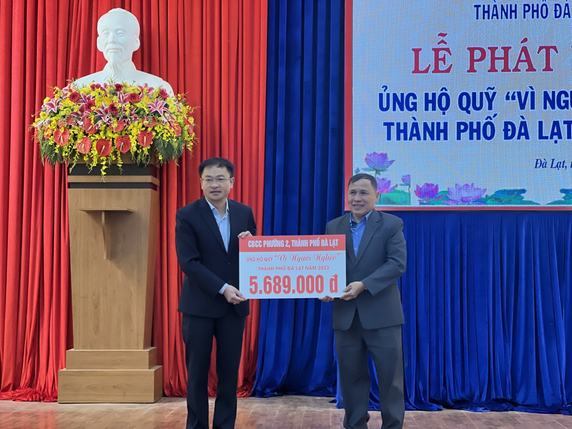 Chủ tịch UBND TP Đà Lạt Đặng Quang Tú tiếp nhận nguồn ủng hộ của các đơn vị, tổ chức, doanh nghiệp vào Quỹ Vì người nghèo