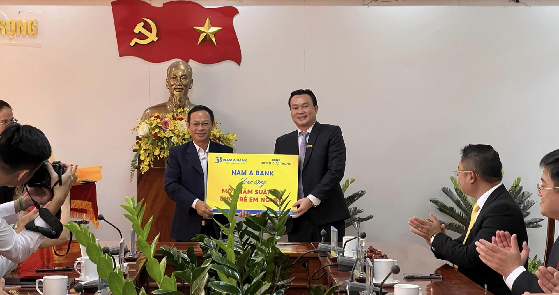 Ông Hồ Viết Trung - Trưởng Văn phòng Nam A Bank trao kinh phí ủng hộ Quỹ Vì người nghèo huyện Đức Trọng