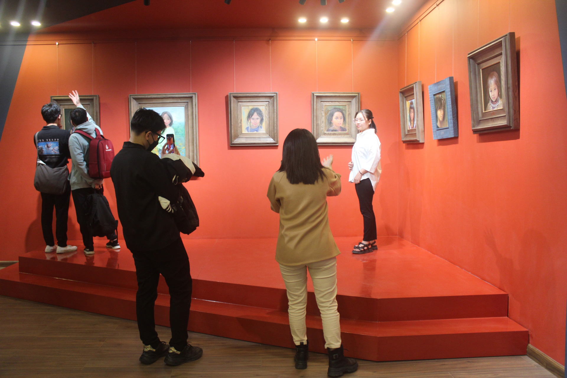 Triển lãm thu hút đông đảo công chúng trẻ yêu nghệ thuật