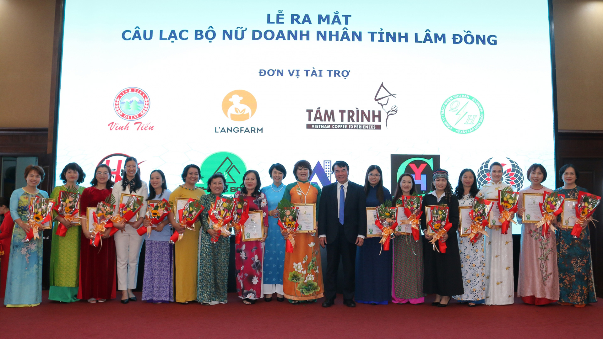 Trưởng Ban Dân vận Tỉnh ủy Phạm Thị Phúc và Phó Chủ tịch UBND tỉnh Phạm S trao giấy chứng nhận và tặng hoa cho các thành viên CLB Nữ doanh nhân tỉnh Lâm Đồng