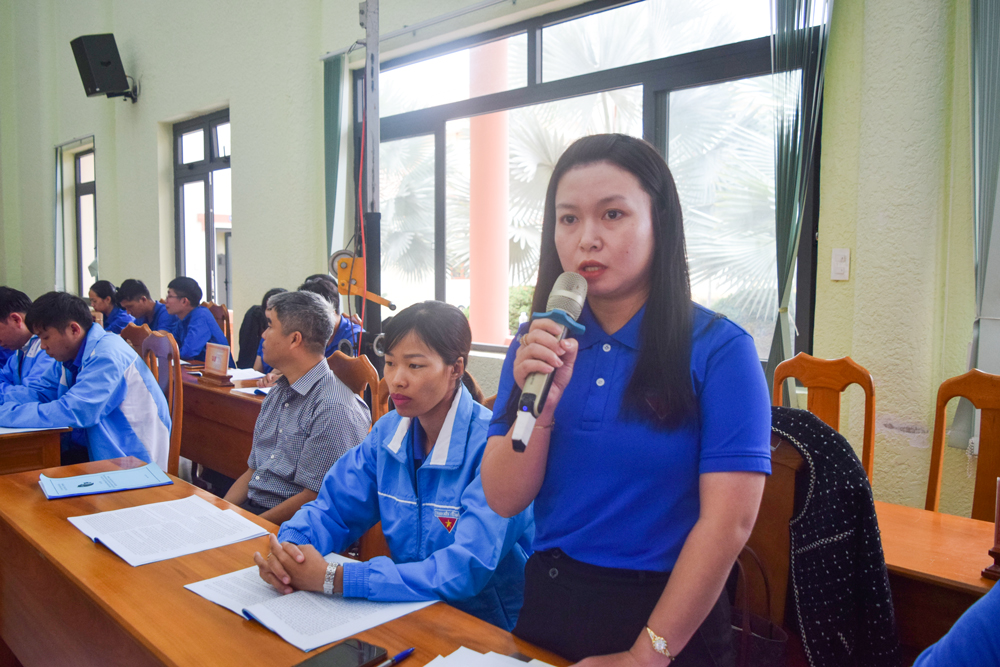 Đoàn viên, thanh niên đặt câu hỏi, trao đổi tại hội nghị