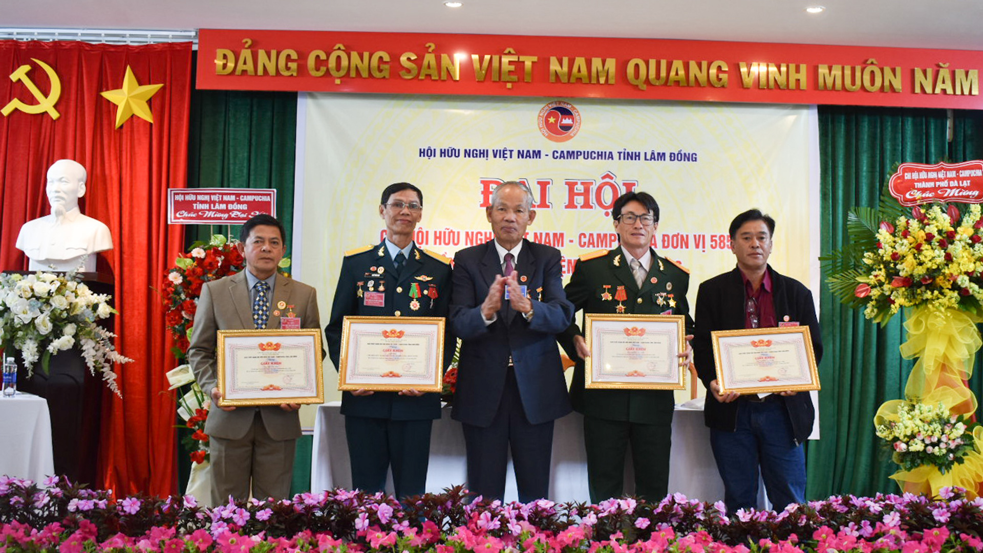 Hội Hữu nghị Việt Nam - Campuchia tỉnh tặng giấy khen cho các tập thể, cá nhân có thành tích