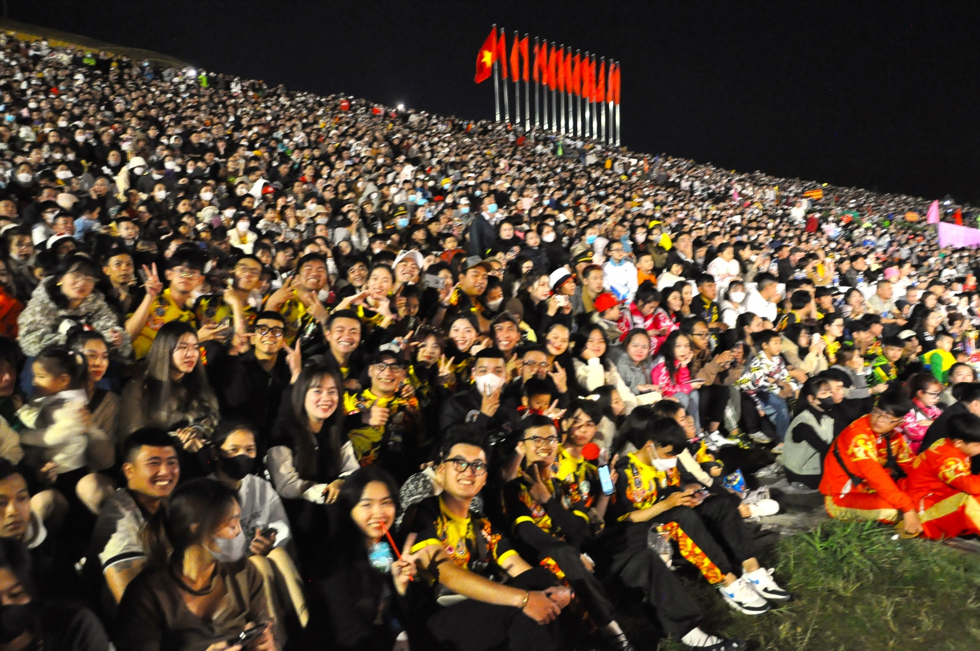 Hàng ngàn người dân Đà Lạt đã đến xem và cổ vũ đêm hội Lân - Sư - Rồng 