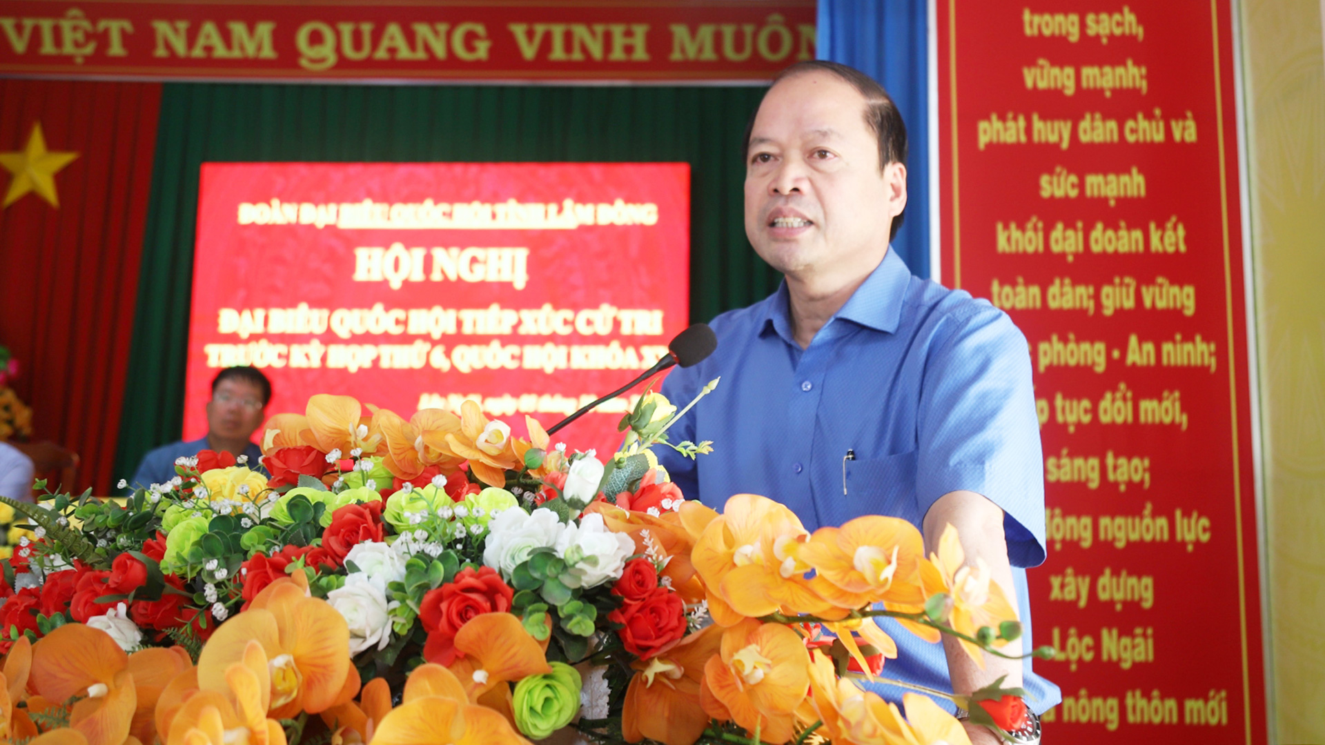 Đồng chí Nguyễn Viết Vân - Bí thư Huyện ủy Bảo Lâm thông tin đến cử tri những kết quả nổi bật trong phát triển kinh tế - xã hội của địa phương