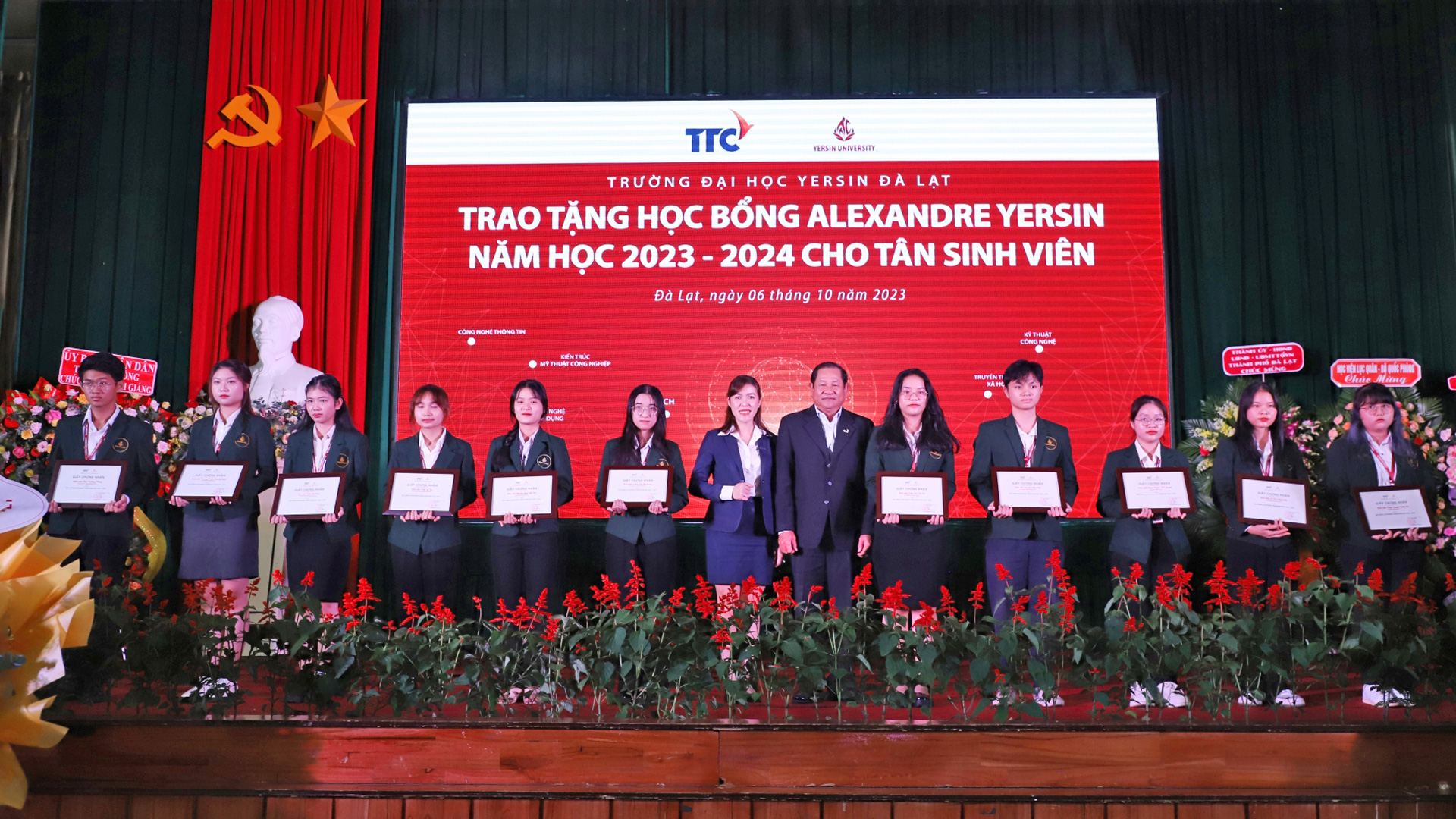 Chủ tịch Hội đồng Quản trị TTC Lâm Đồng Trần Mến và đại diện nhà tài trợ trao học bổng cho tân sinh viên đạt điểm đầu vào cao