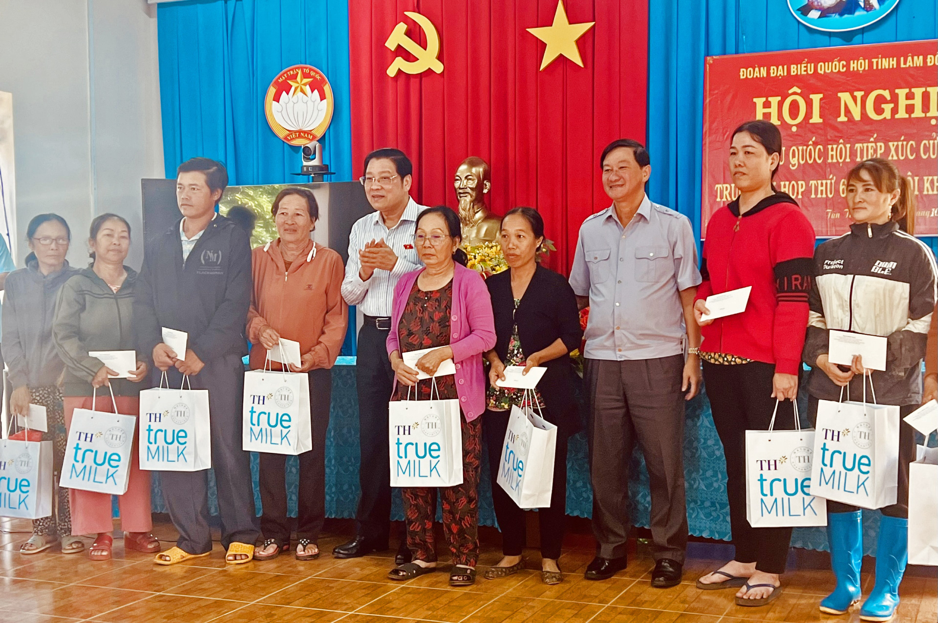 Đoàn ĐBQH tặng quà hỗ trợ, động viên gia đình chính sách, khó khăn xã Tân Thành