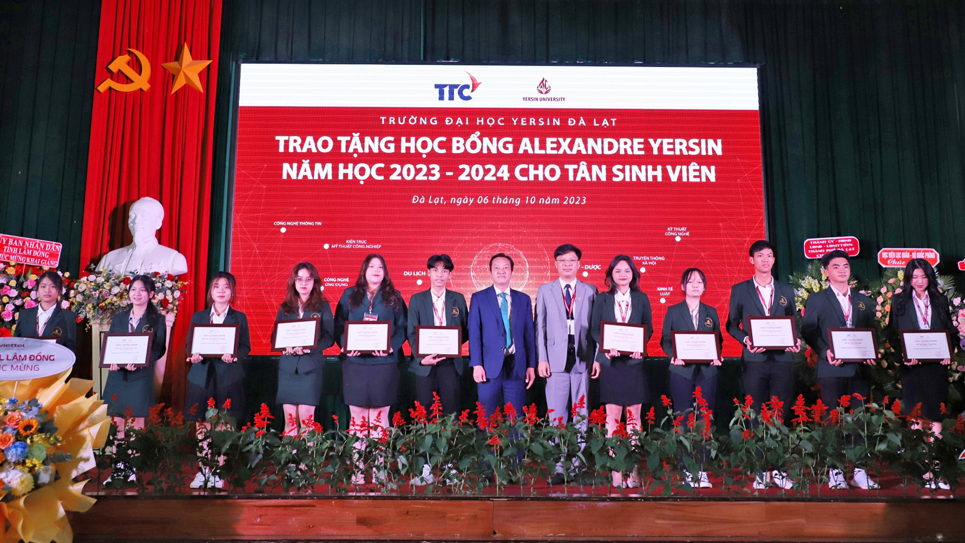 Tiến sĩ Phạm Thành Trung - Hiệu trưởng Trường Đại học Yersin Đà Lạt và đại diện nhà tài trợ trao học bổng cho các sinh viên xuất sắc