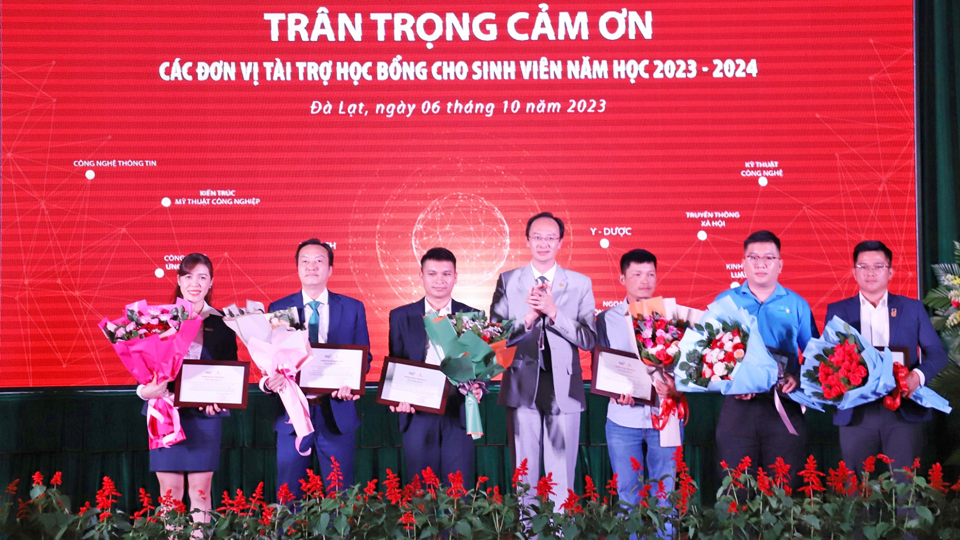 Tiến sĩ Nguyễn Thanh Sơn - Phó Hiệu trưởng nhà trường tặng hoa và Thư cảm ơn cho các doanh nghiệp tài trợ học bổng