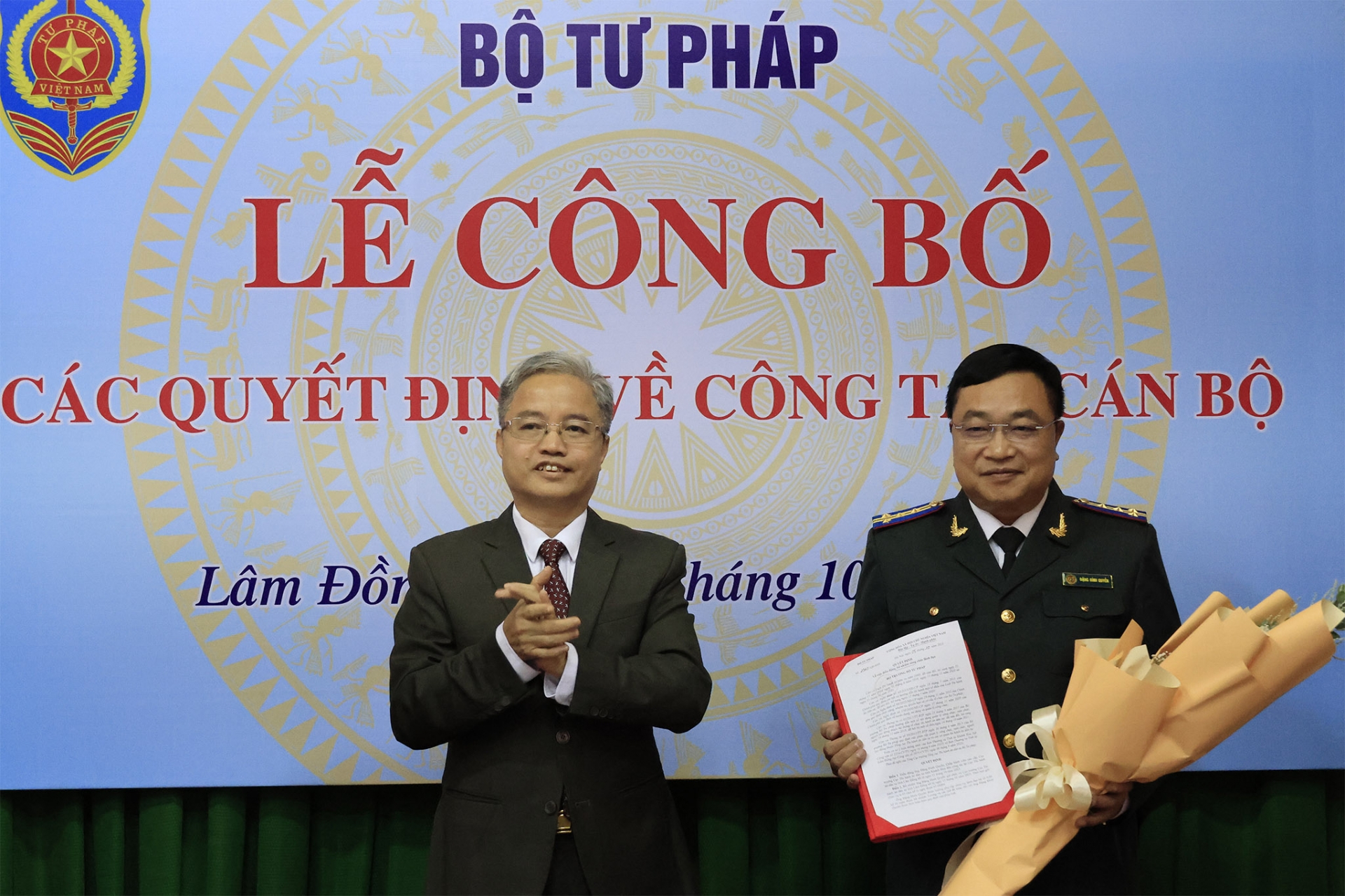 Tổng cục trưởng Tổng cục THADS Nguyễn Quang Thái trao quyết định cho tân Cục trưởng Cục THADS tỉnh Lâm Đồng Đặng Đình Quyền 