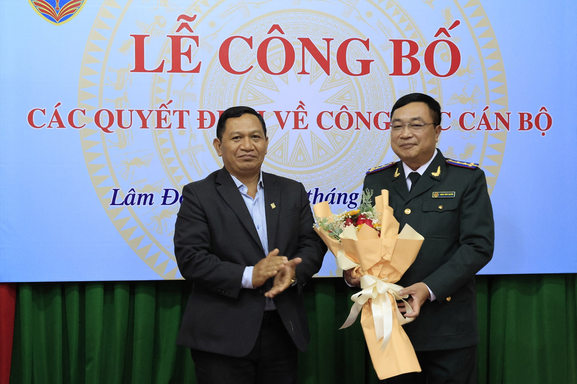 Thay mặt lãnh đạo tỉnh, đồng chí K’Mák - Ủy viên BTV Tỉnh ủy, Phó Chủ tịch HĐND tỉnh tặng hoa chúc mừng tân Cục trưởng CTHADS tỉnh Lâm Đồng