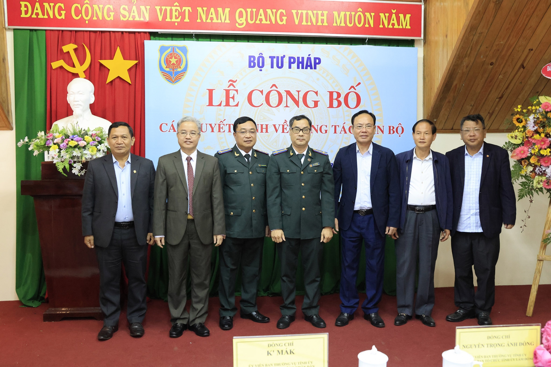 Đại biểu tham dự lễ chụp hình lưu niệm cùng đồng chí tân Cục trưởng Cục THADS tỉnh Lâm Đồng