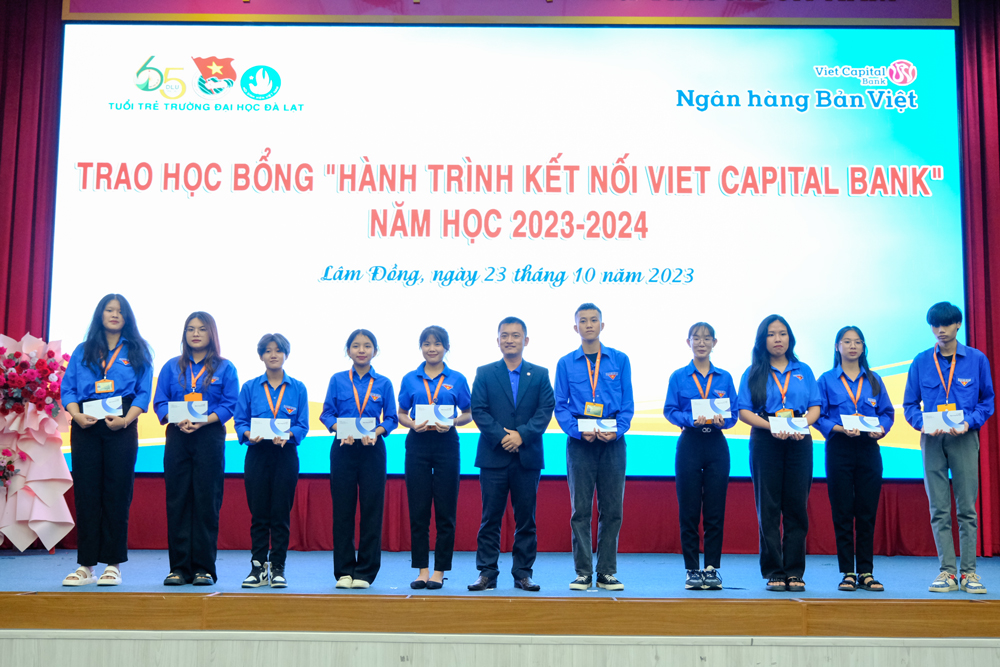 Ngân hàng Bản Việt chi nhánh Lâm Đồng trao 10 suất học bổng cho sinh viên và cán bộ Đoàn - Hội