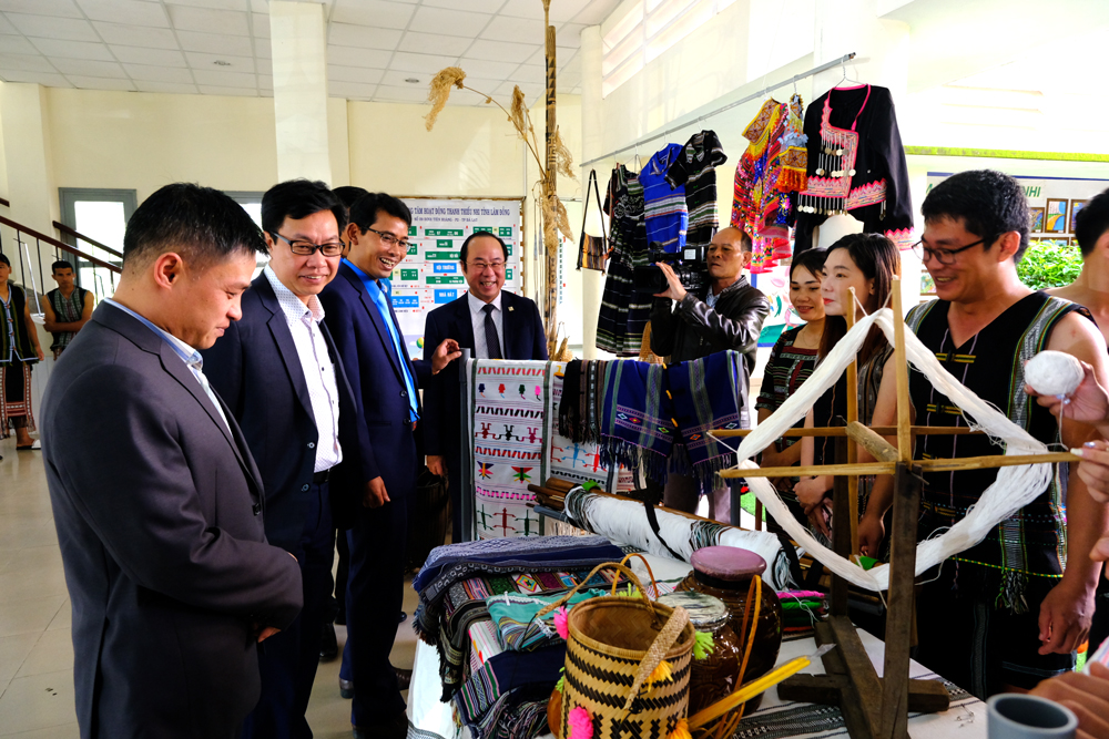 Các đại biểu tham quan triển lãm trang phục, sản phẩm thủ công truyền thống của các dân tộc