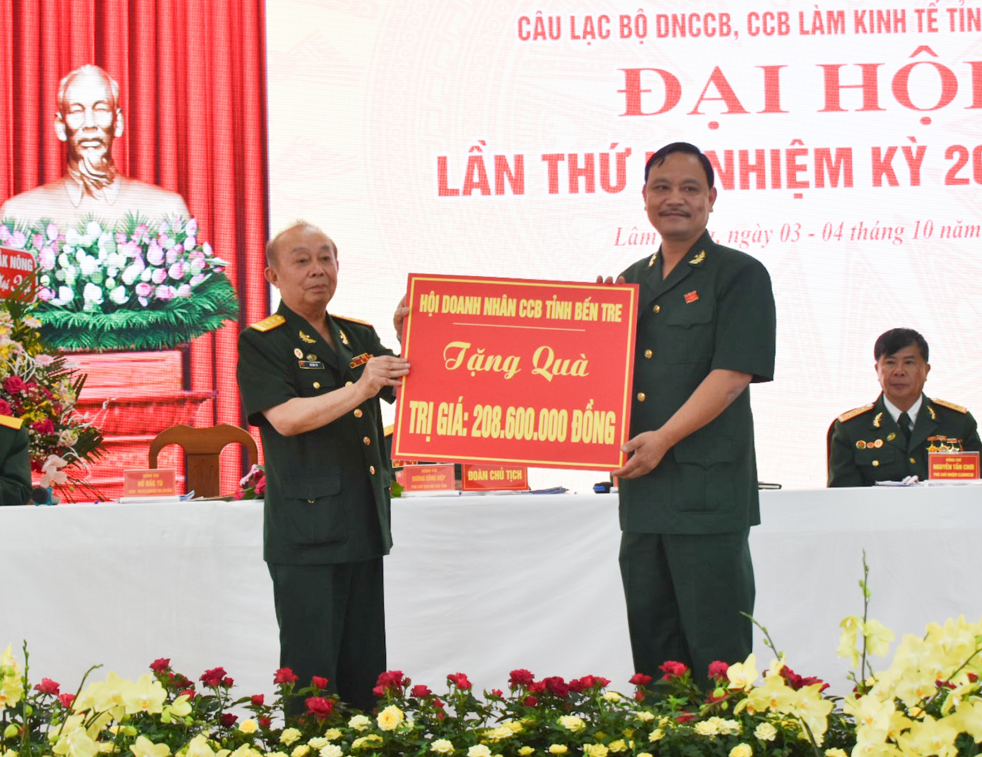 Hội Doanh nhân CCB tỉnh Bến Tre tặng hơn 200 triệu đồng cho CLB Doanh nhân CCB, CCB làm kinh tế tỉnh Lâm Đồng 