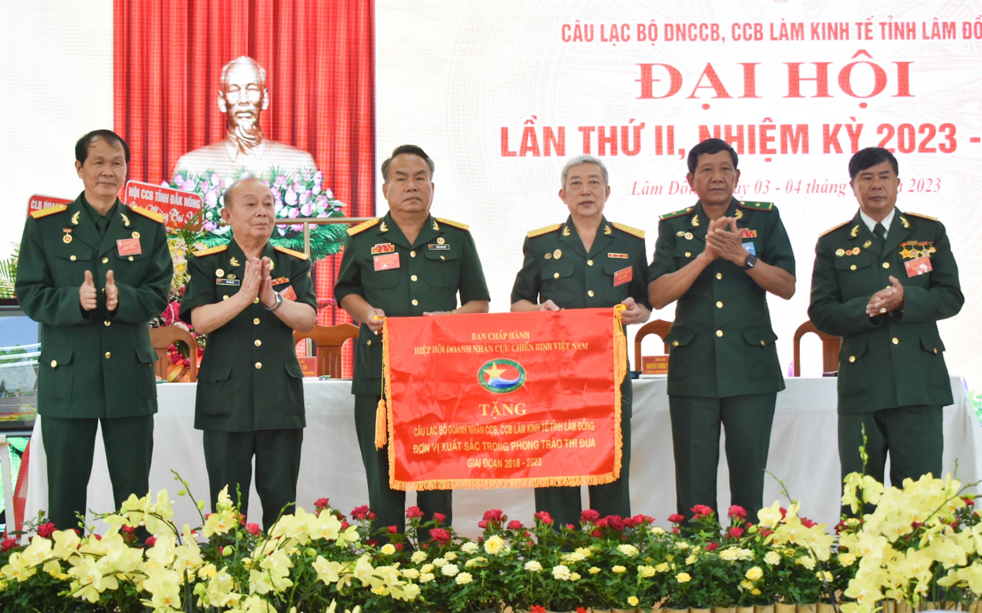 Hiệp Hội Doanh nhân CCB Việt Nam đã tặng Cờ thi đua cho CLB Doanh nhân CCB, CCB làm kinh tế tỉnh Lâm Đồng