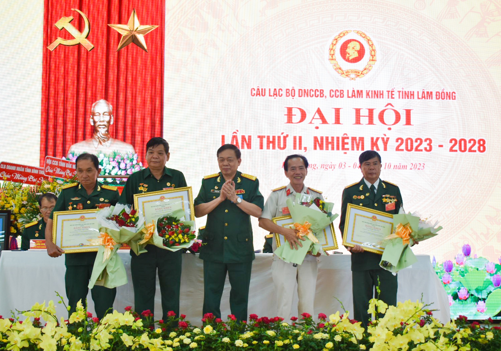 Hiệp Hội Doanh nhân CCB Việt Nam tặng bằng khen cho 4 cá nhân có thành tích xuất sắc