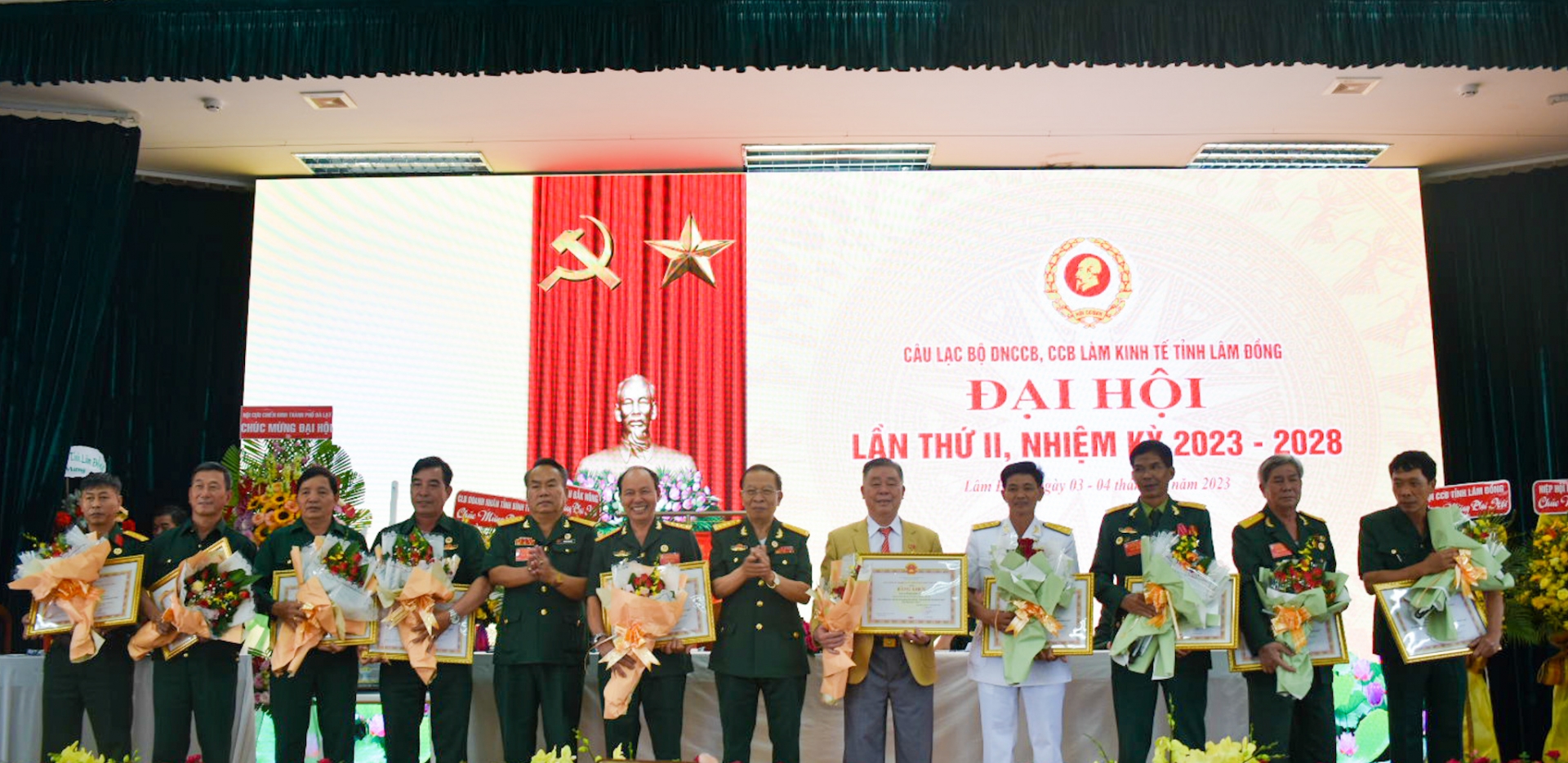 Chủ tịch Hội CCB tỉnh Lâm Đồng cũng tặng bằng khen cho 10 cá nhân có thành tích xuất sắc trong phong trào thi đua “CCB làm kinh tế giỏi”
