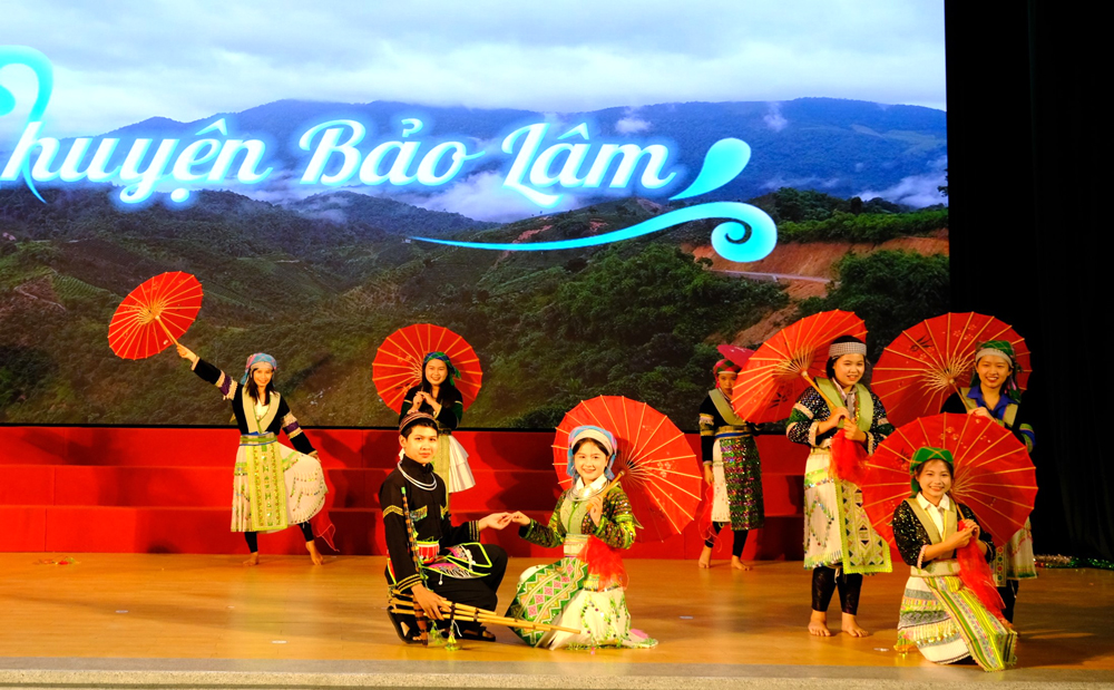 Phần biểu diễn trang phục dân tộc Mông được trao giải Nhất của cặp thí sinh Dư Trung Tính - Thảo Thị Hoàng Trinh đến từ huyện Bảo Lâm