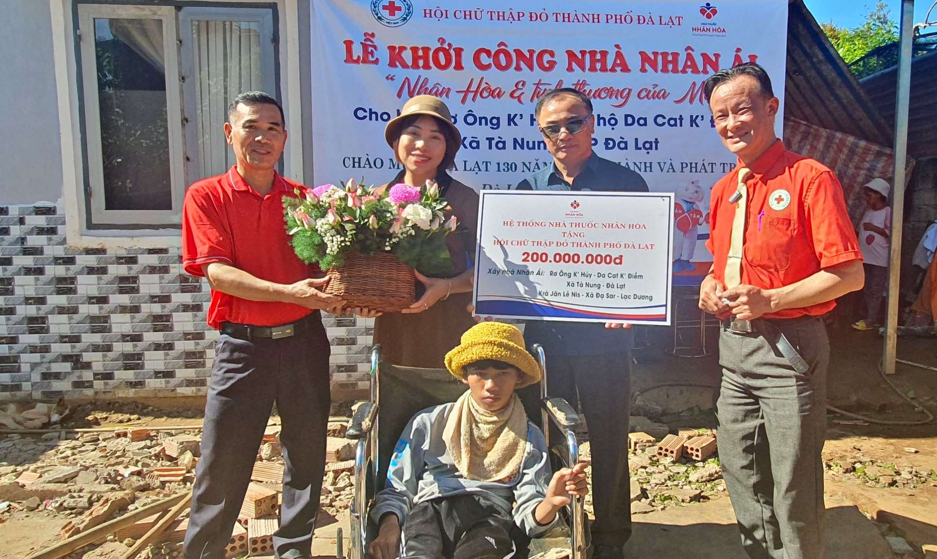 Nhà thuốc Nhân Hòa tặng biểu trưng 200 triệu đồng cho Hội Chữ thập đỏ TP Đà Lạt khởi công xây dựng 2 căn nhà nhân ái tại xã Tà Nung và 1 căn nhà nhân ái tại xã Đạ Sar (huyện Lạc Dương).