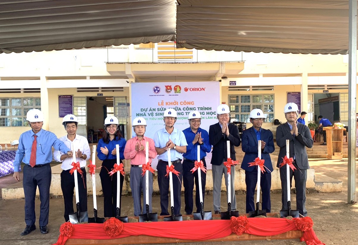 Các đại biểu tiến hành nghi thức động thổ khởi công sửa chữa nhà vệ sinh tại Trường Tiểu học Đan Phượng II, huyện Lâm Hà