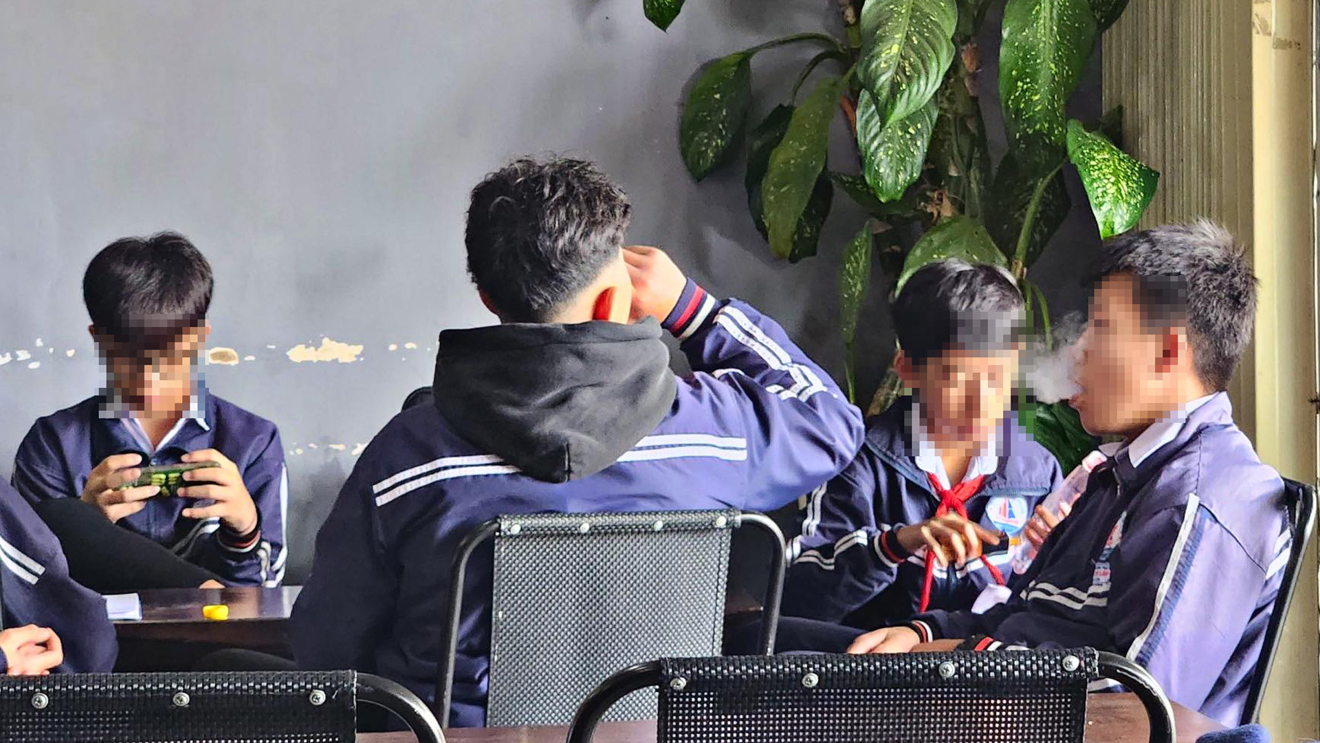 Học sinh còn mặc đồng phục hút thuốc lá và thuốc lá điện tử cạnh một trường học trên địa bàn TP Đà Lạt