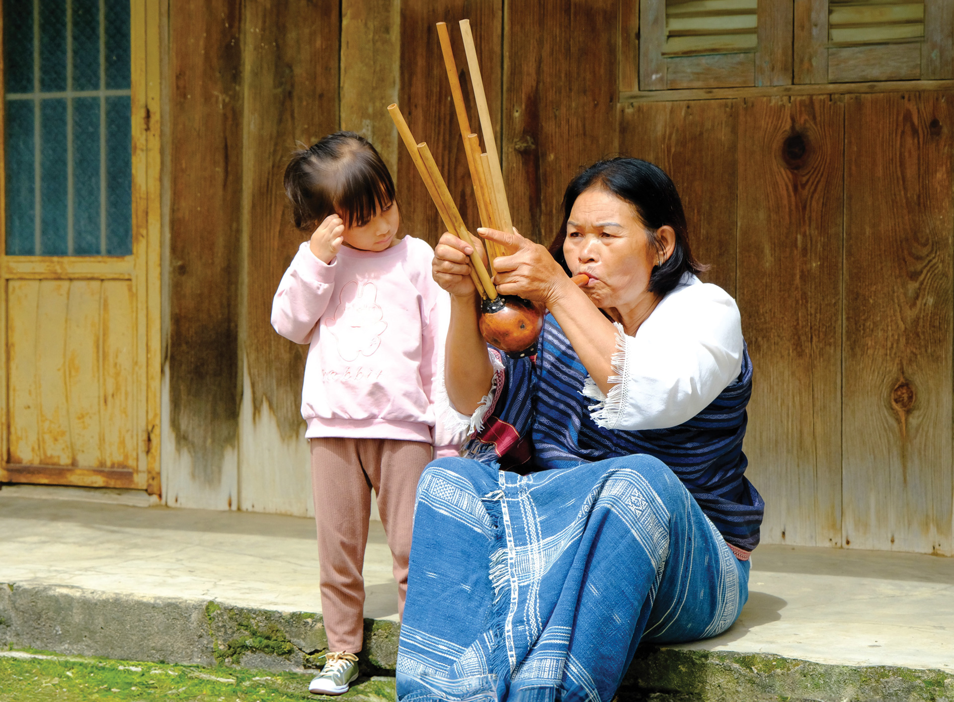 Nghệ nhân Tou Neh MaBio (xã Lạc Xuân, huyện Đơn Dương) tâm huyết với văn hóa truyền thống của dân tộc Churu