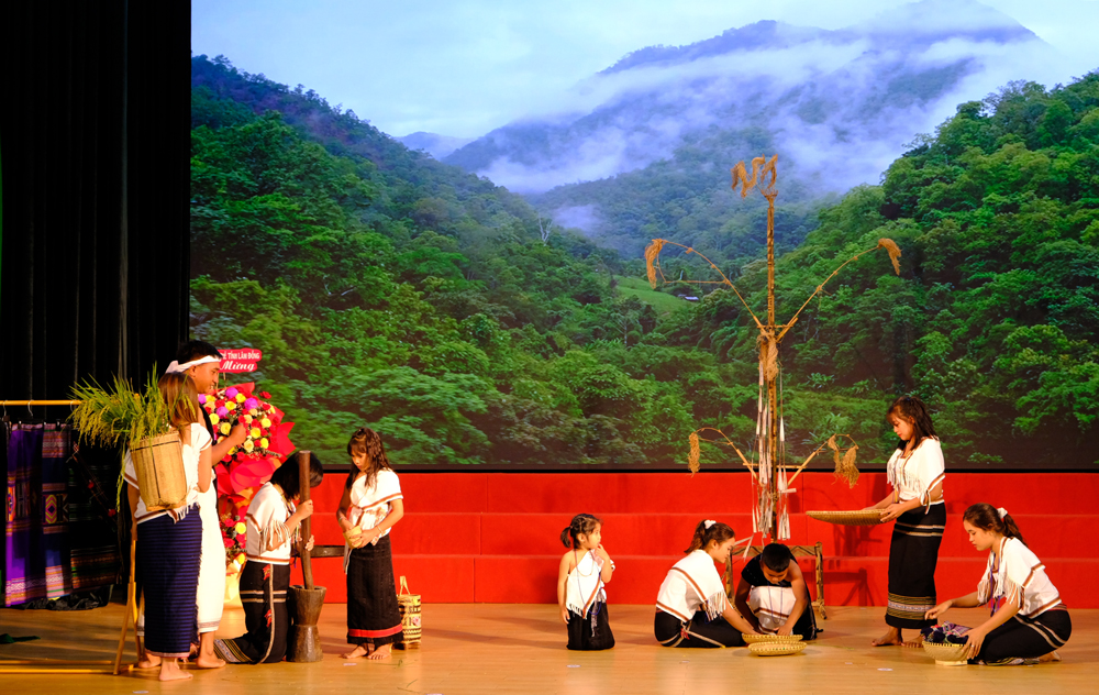 Đội thi đến từ huyện Đơn Dương biểu diễn trang phục của dân tộc Churu