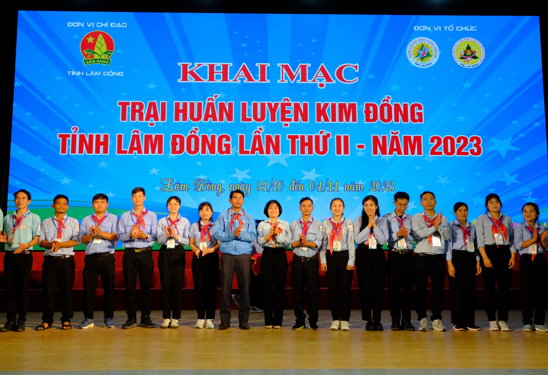 Trao thẻ trại sinh cho các thành viên tham gia Trại Huấn luyện Kim Đồng