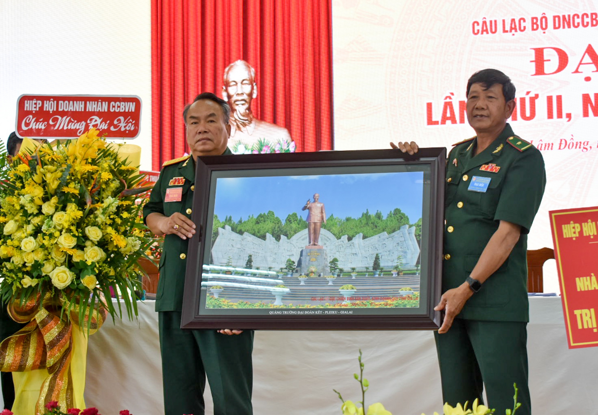Đồng chí Ngô Công Đoan - Phó Chủ tịch Hiệp Hội Doanh nhân CCB Việt Nam tặng quà và hoa chúc mừng Đại hội 