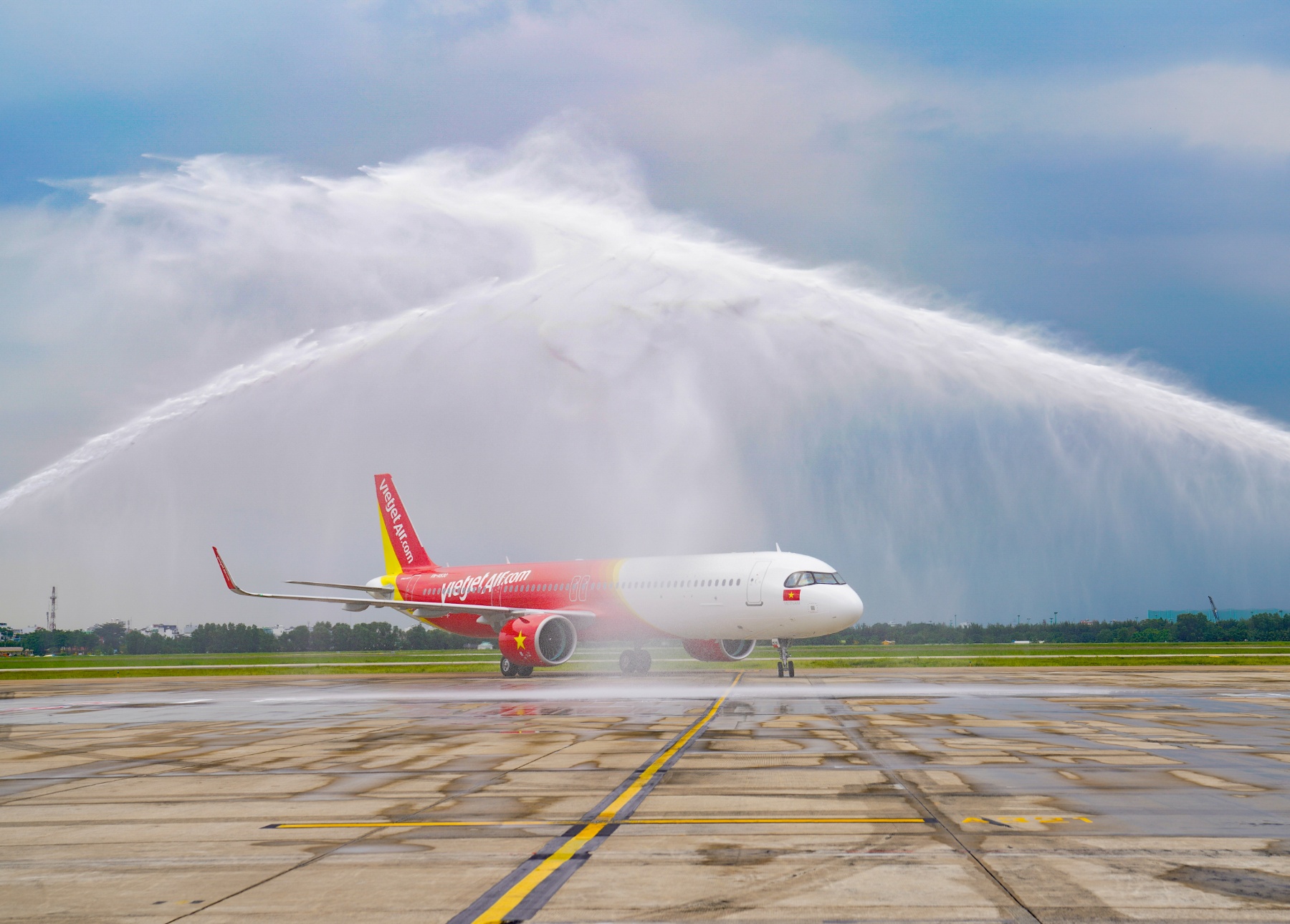 Tàu bay thế hệ mới A321neo ACF 240 của Vietjet được chào đón với nghi thức vòi rồng