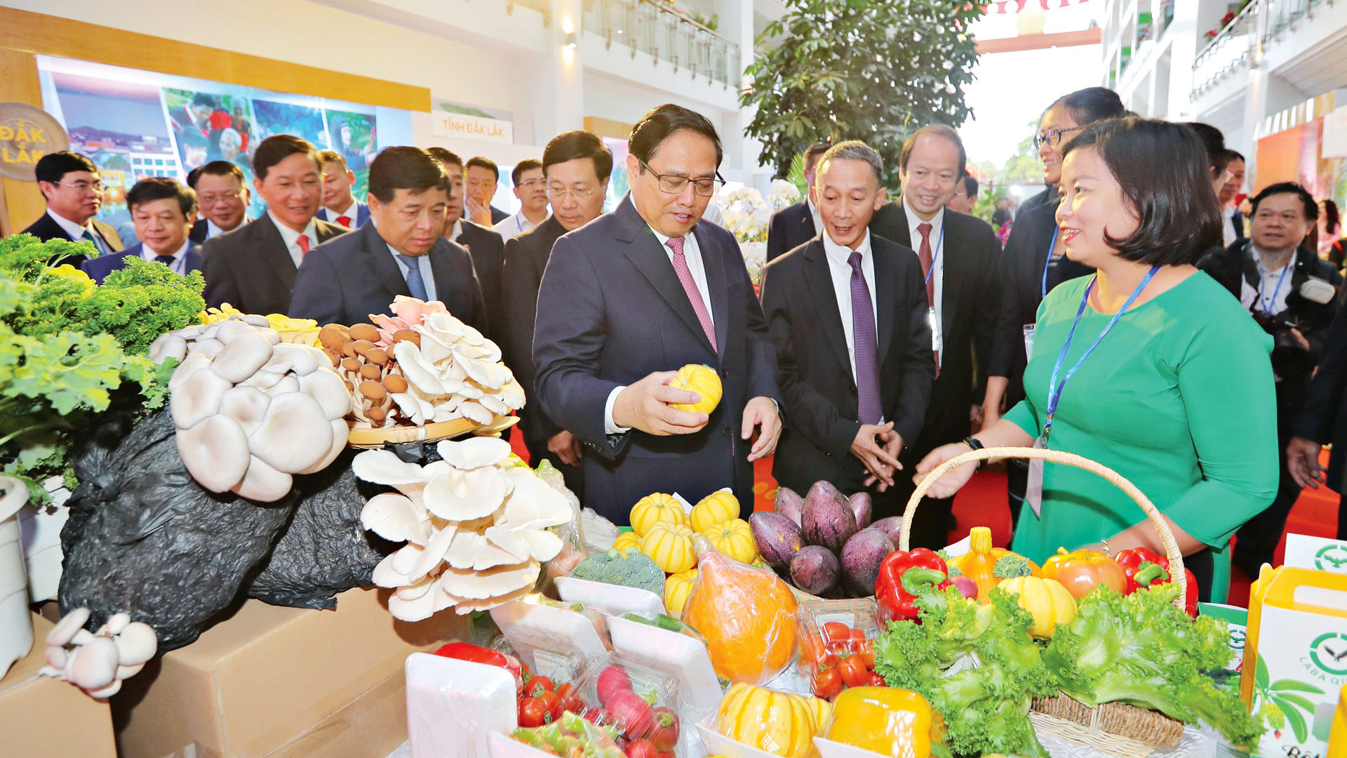 Thủ tướng Phạm Minh Chính tham quan trưng bày sản phẩm nông nghiệp vùng Tây Nguyên