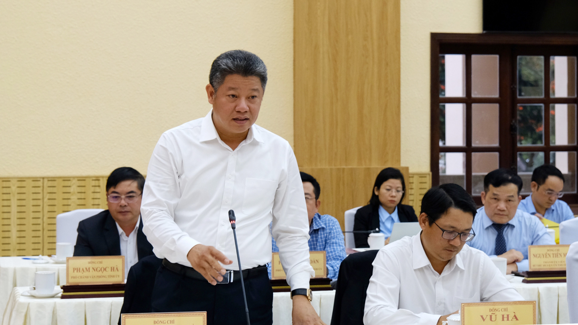 Đồng chí Nguyễn Mạnh Quyền – Phó Chủ tịch UBND thành phố Hà Nội thông tin sơ lược tình hình phát triển kinh tế - xã hội của Thủ đô