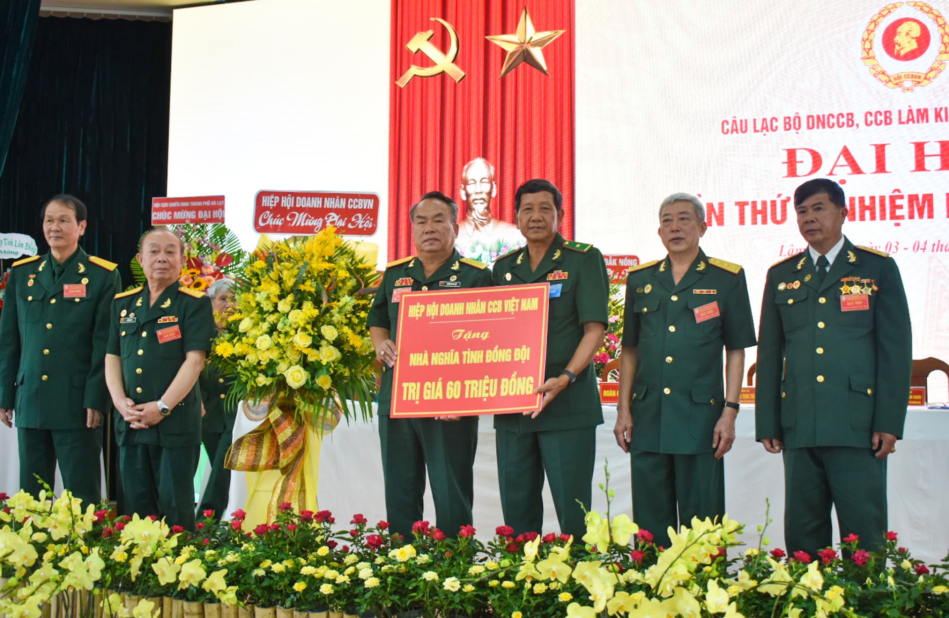 Hiệp Hội Doanh nhân CCB Việt Nam tặng nhà nghĩa tình đồng đội cho CLB 