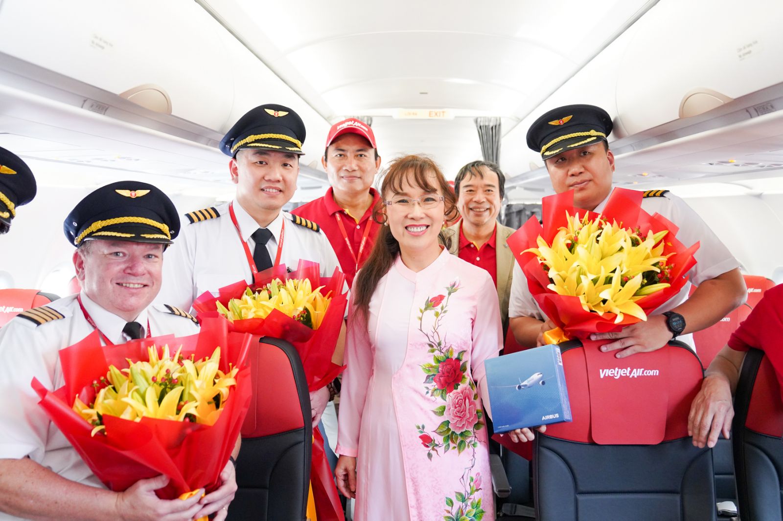 Nhân viên Vietjet chào đón tàu bay thứ 101 về với đội bay Vietjet