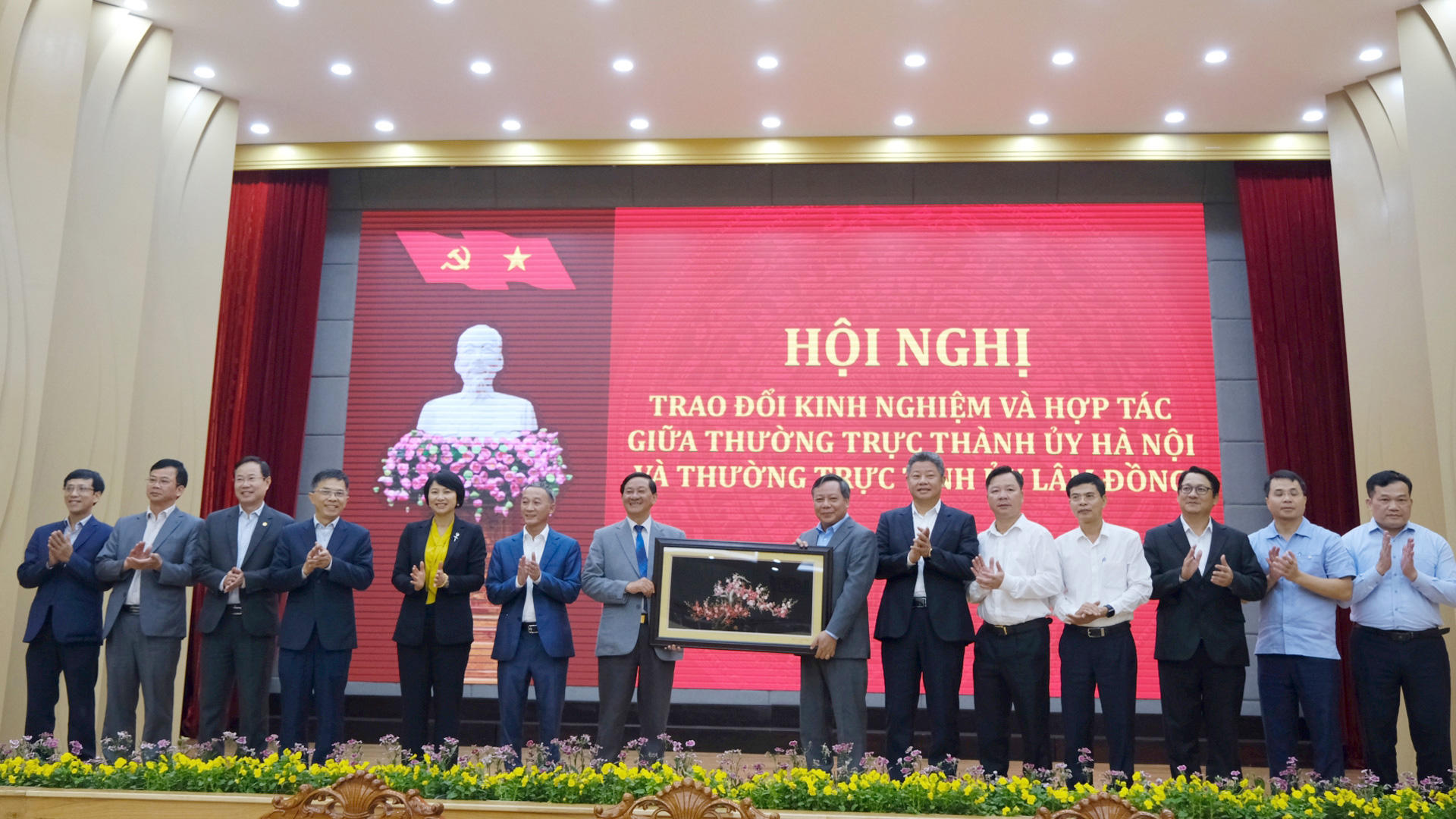 Tỉnh ủy Lâm Đồng tặng quà đoàn công tác Thành ủy Hà Nội