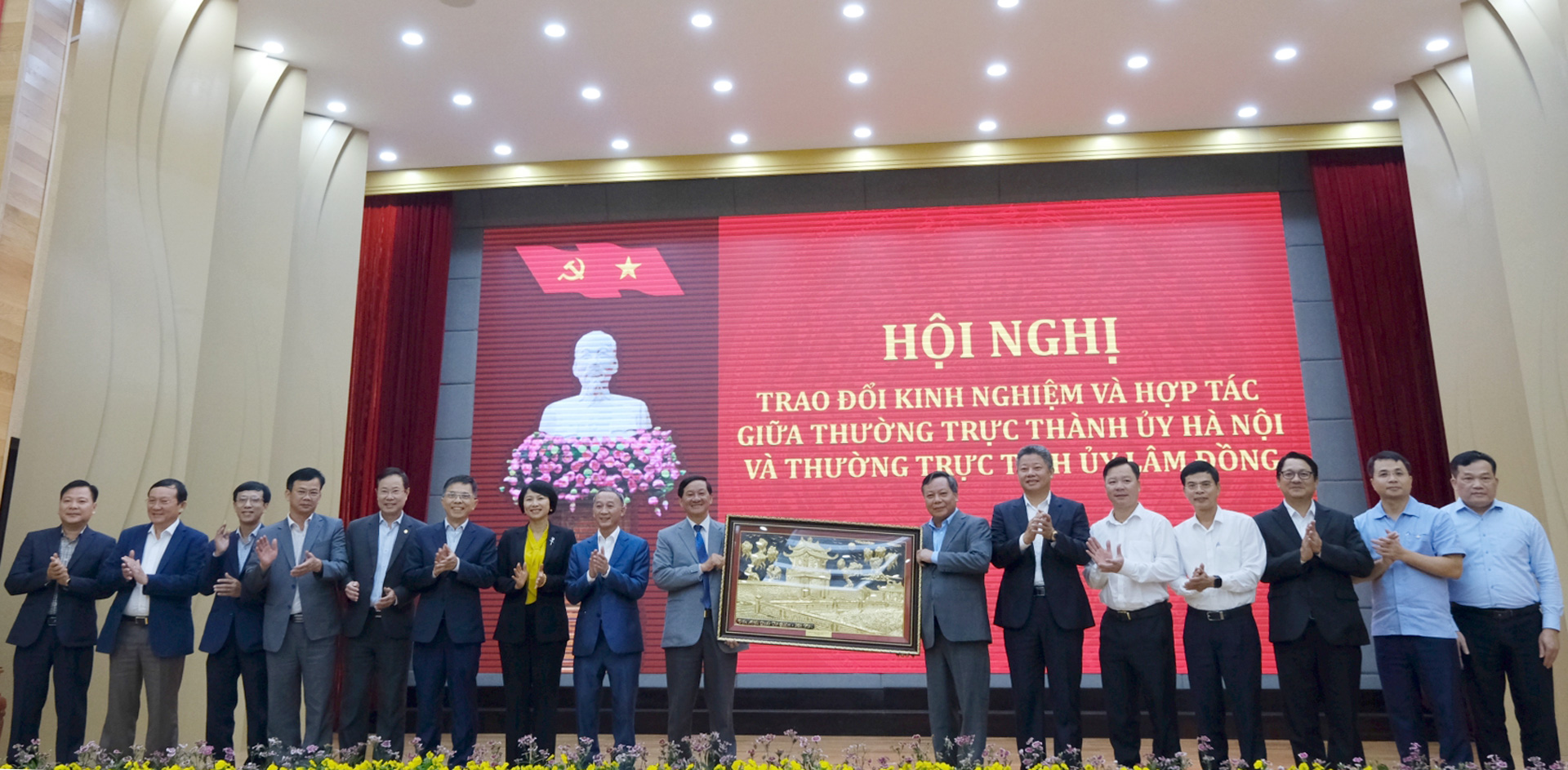 Đoàn công tác của Thành ủy Hà Nội tặng quà Tỉnh ủy Lâm Đồng