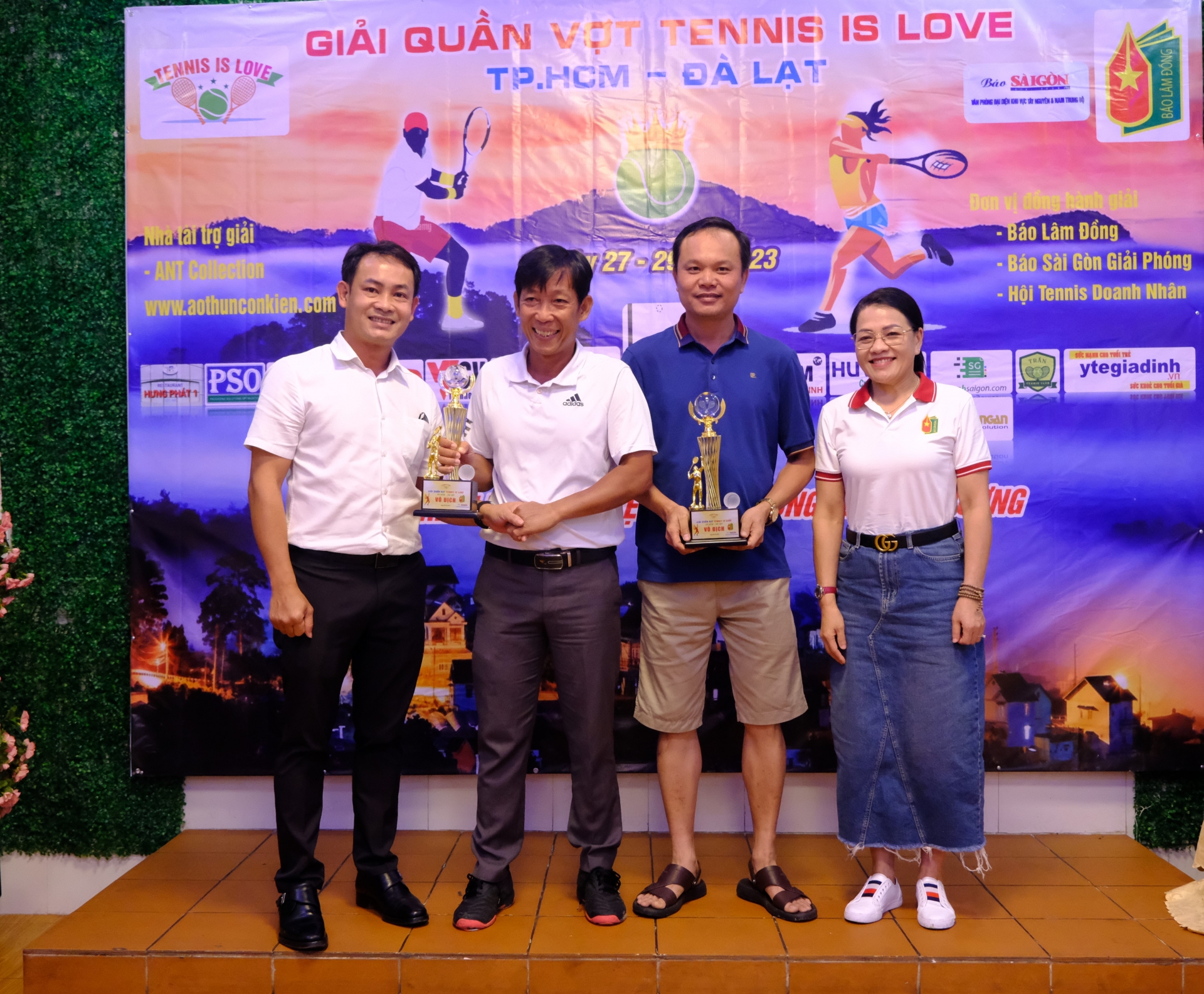 Lãnh đạo Báo Lâm Đồng và báo Sài Gòn Giải Phóng trao giải nhất cho đôi vận động viên Văn Tiến - Thanh Phong