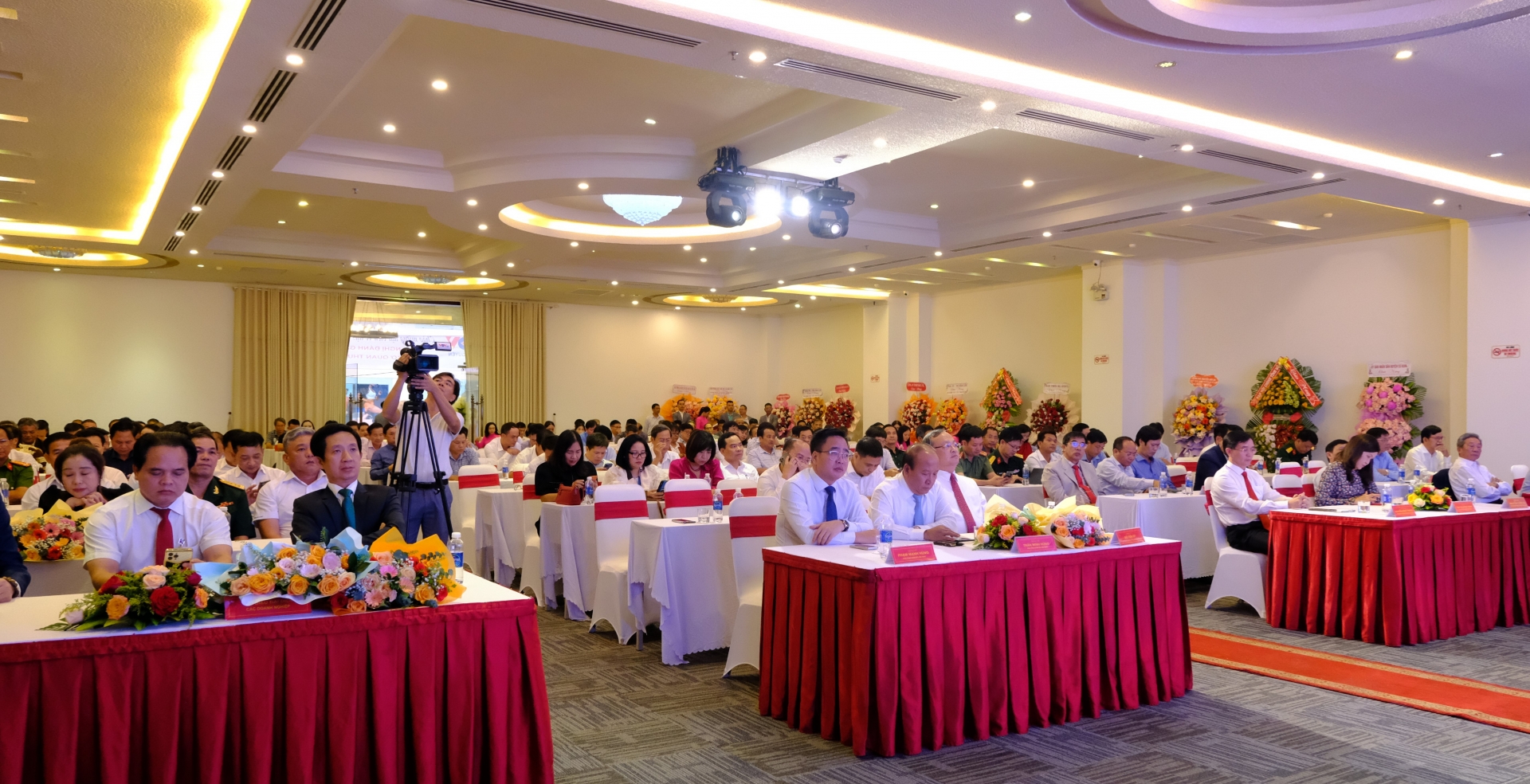 Các đồng chí lãnh đạo Đài tiếng nói Việt Nam và lãnh đạo các địa phương, đơn vị tham dự hội nghị