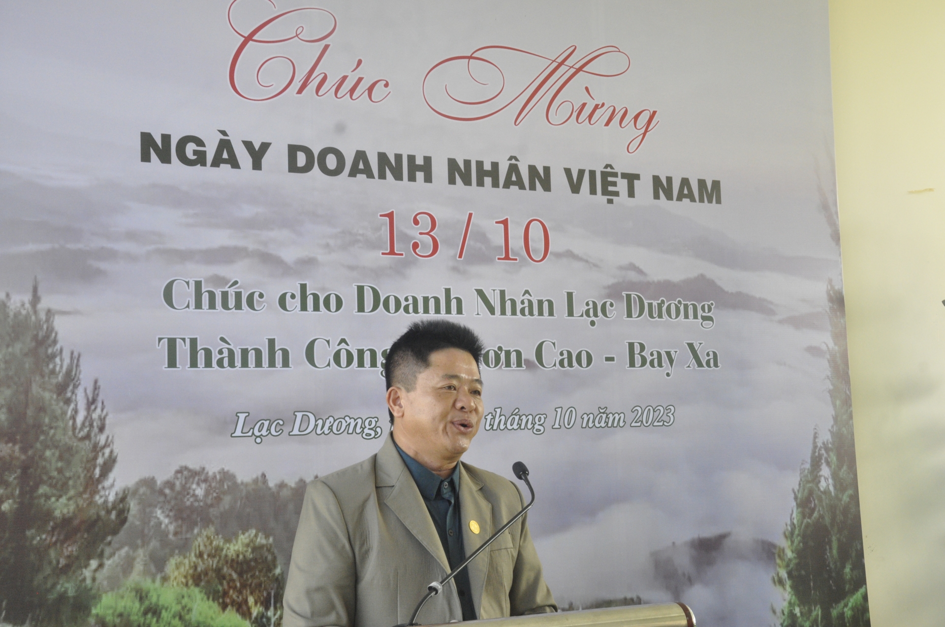 Chủ tịch Chi hội Doanh nghiệp Lạc Dương chia sẻ về hoạt động của hội với các hội viên trong ngay Doanh nhân Việt Nam (13/10) vừa qua.