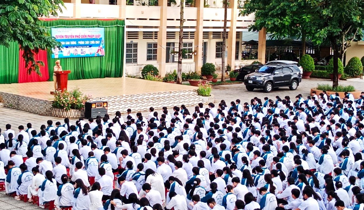 Công an huyện Đạ Huoai tuyên truyền, phổ biến pháp luật về an toàn giao thông và phòng cháy chữa cháy cho các em học sinh