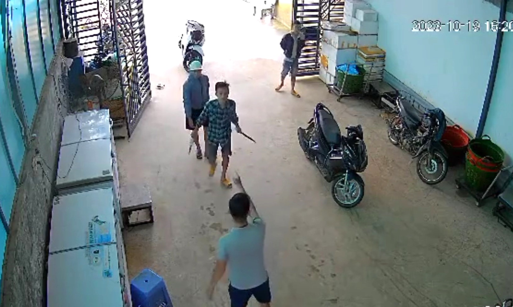 Thanh niên tên Quang 2 tay cầm 2 con dao đuổi chém nạn nhân