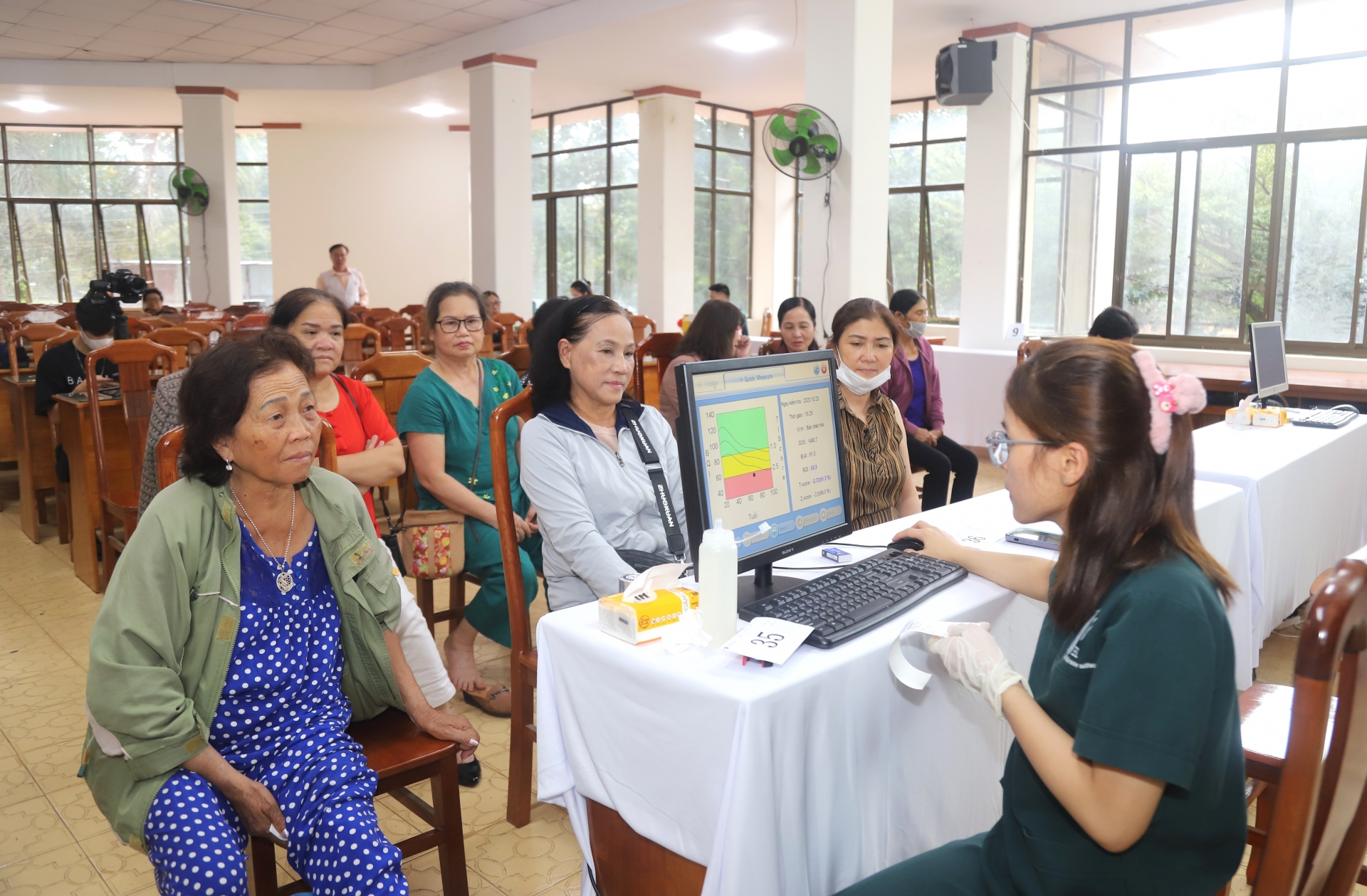 200 phụ nữ mãn kinh trên địa bàn TP Bảo Lộc được khám, cấp thuốc điều trị loãng xương