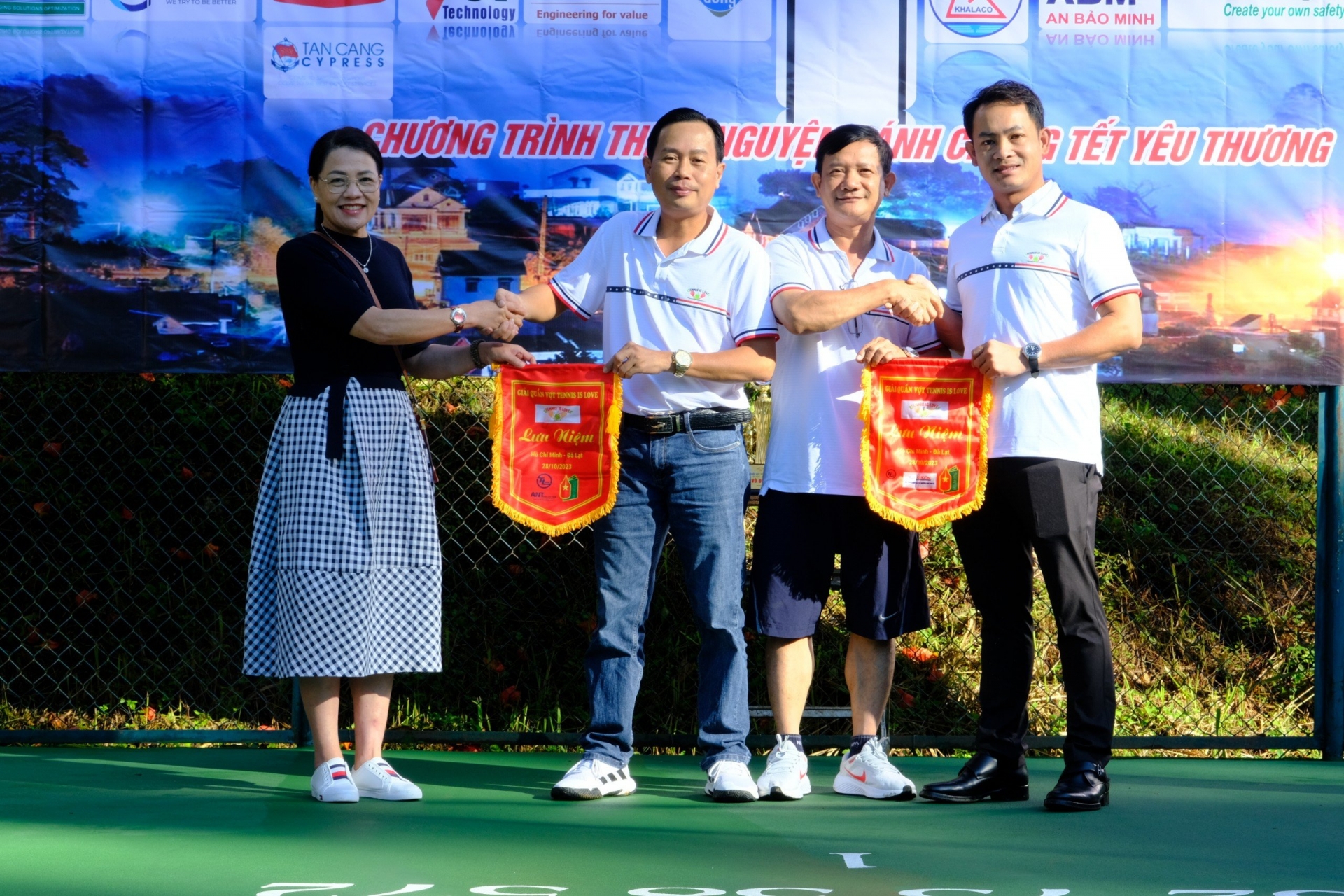 : Đại diện Báo Lâm Đồng và Báo Sài Gòn Giải Phóng trao cờ lưu niệm cho đại diện Hội Tennis Doanh nhân