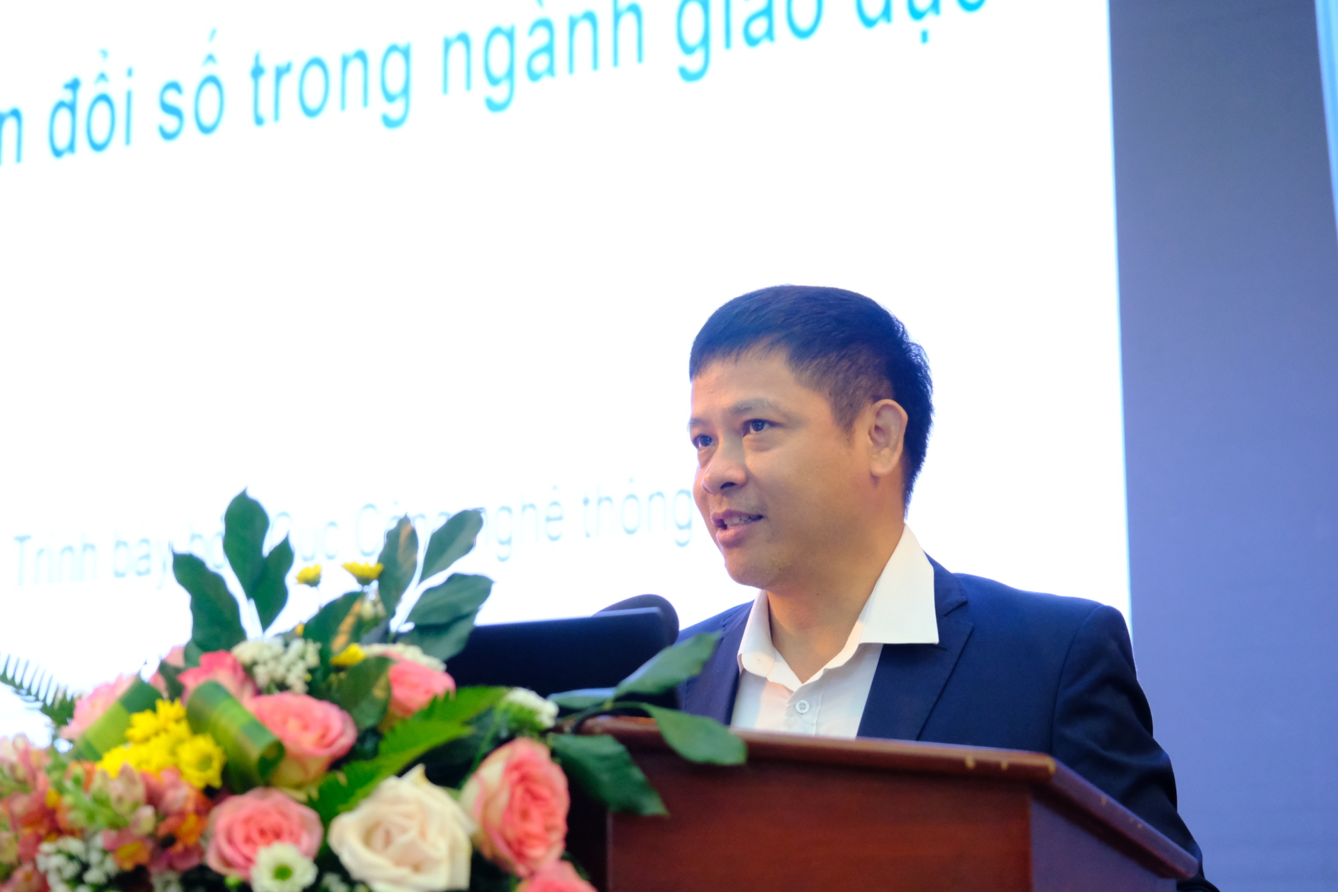 Ông Nguyễn Sơn Hải - Cục Công nghệ Thông tin, Bộ GDĐT đã trình bày báo cáo tổng quan công tác chuyển đổi số trong ngành Giáo dục. 