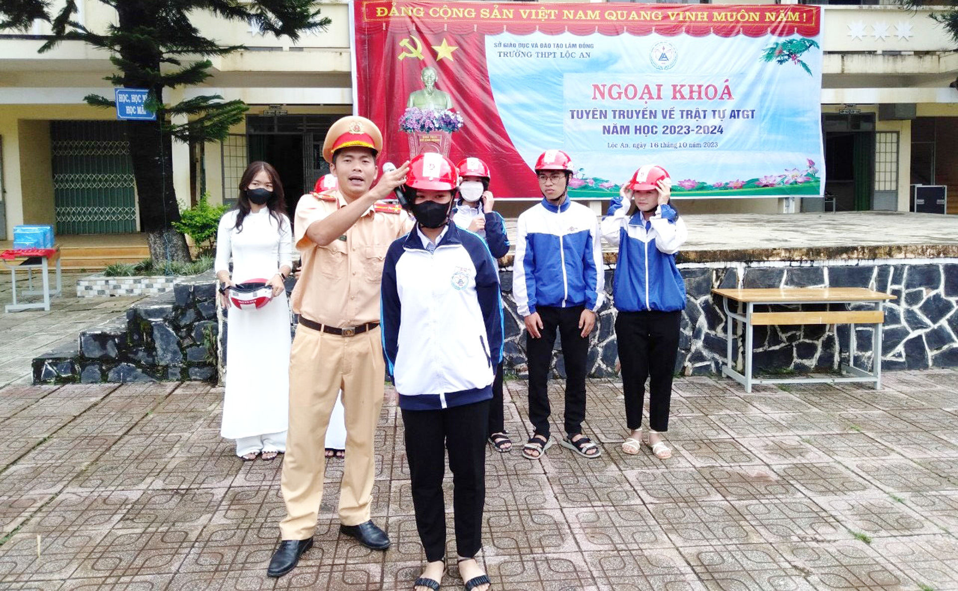 Cảnh sát Giao thông Công an huyện Bảo Lâm hướng dẫn các quy định để học sinh trên địa bàn tham gia giao thông an toàn