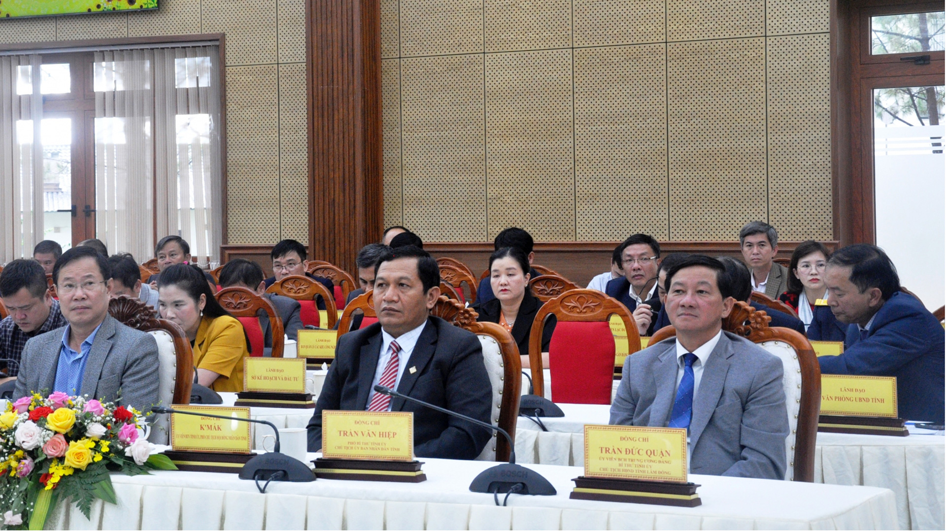 Các đồng chí lãnh đạo Tỉnh ủy, HĐND, Ủy ban MTTQ Việt Nam tỉnh dự buổi gặp mặt 