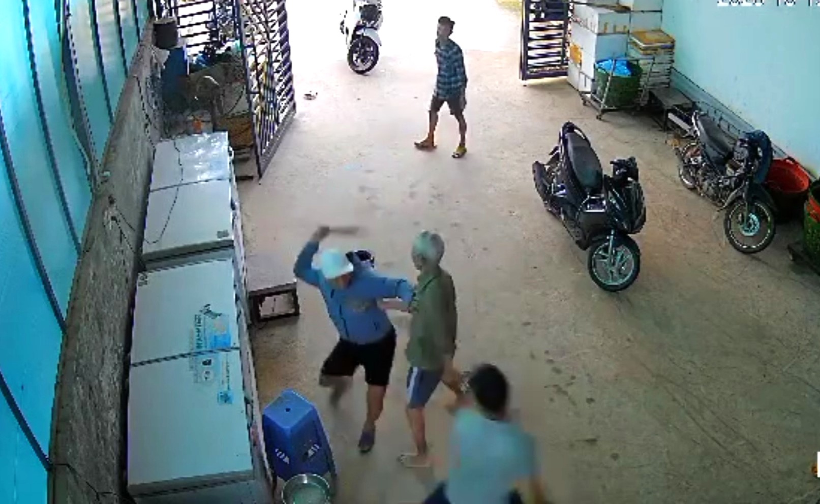 Bảo Lâm: Hai thanh niên mang dao đến nhà đuổi chém con nợ