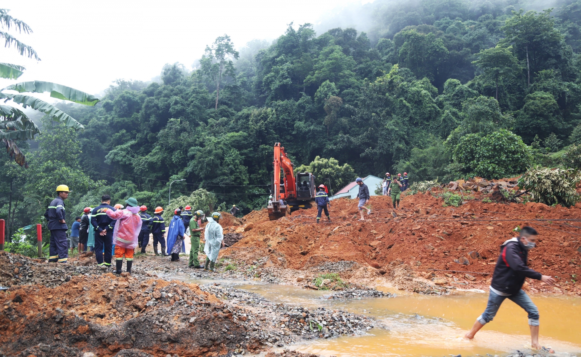 Vụ sạt lở trên đèo Bảo Lộc do thiên tai, mưa bão đã gây ra nhiều hậu quả gây thiệt hại nặng nề về người và tài sản trên địa bàn tỉnh Lâm Đồng