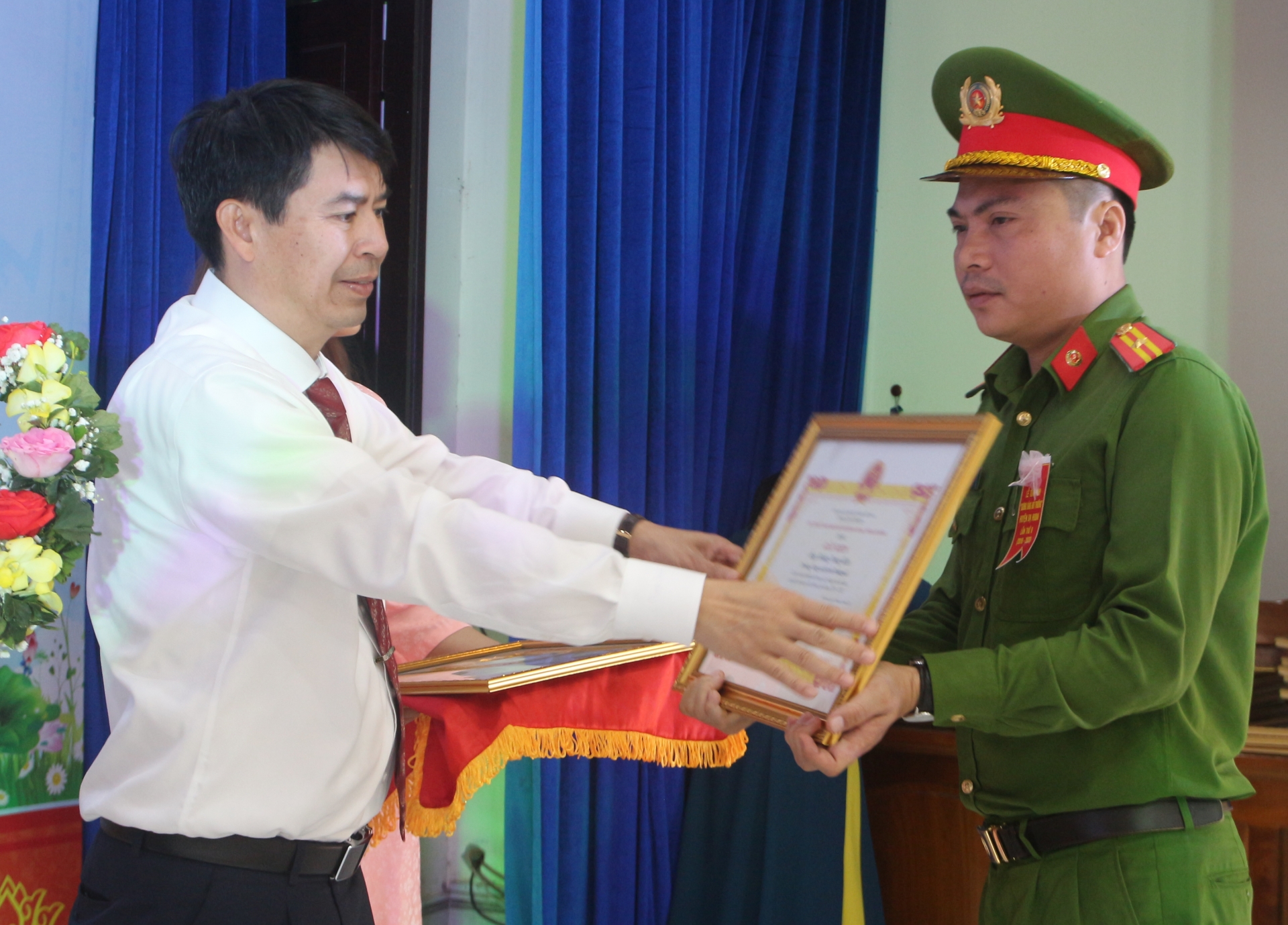 Phó Bí thư Huyện ủy, Chủ tịch UBND huyện Lê Bình Minh tặng giấy khen cho các gương điển hình tiêu biểu
